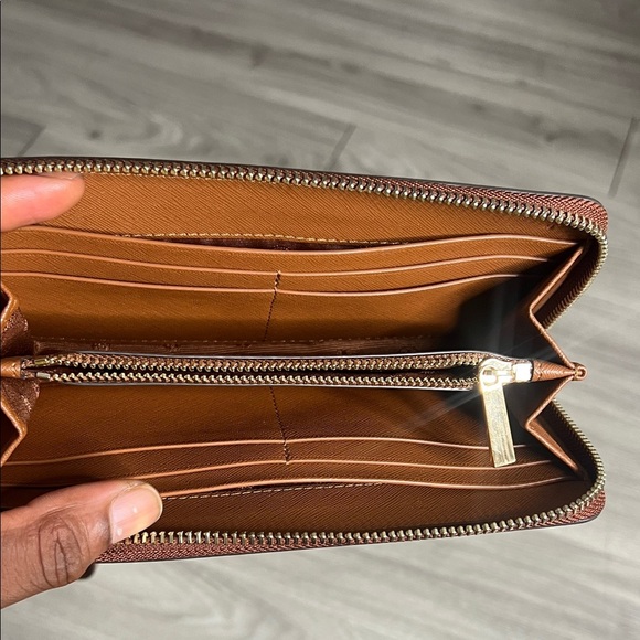 Tory Burch Emerson Printed Wristlet - Picture 6 of 12